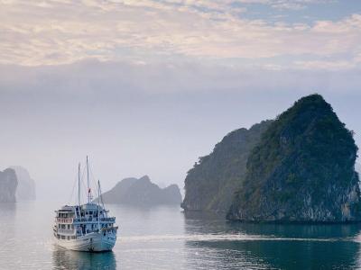 Halong_andre-ouellet-697873-unsplash